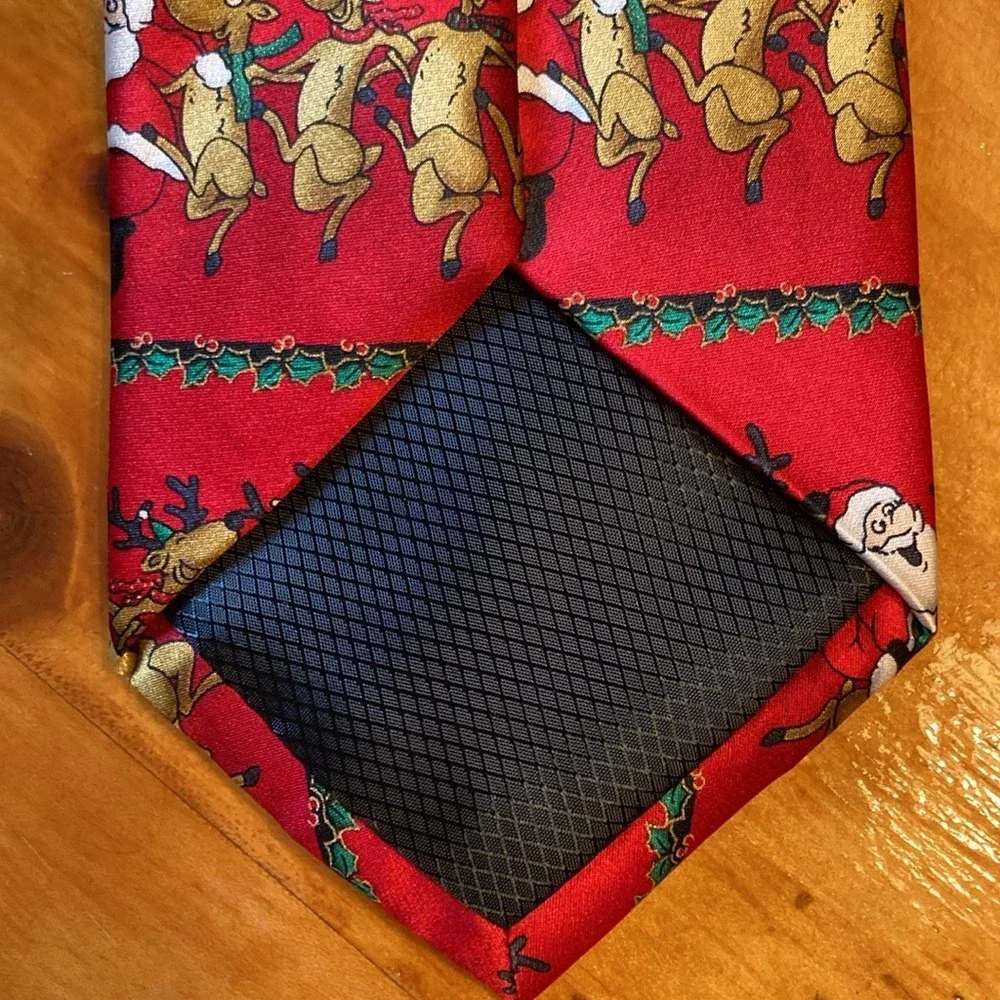 Festive‎ Mens Novelty Christmas Tie Red Santa Reindeer Dancing Whimsical Silk
